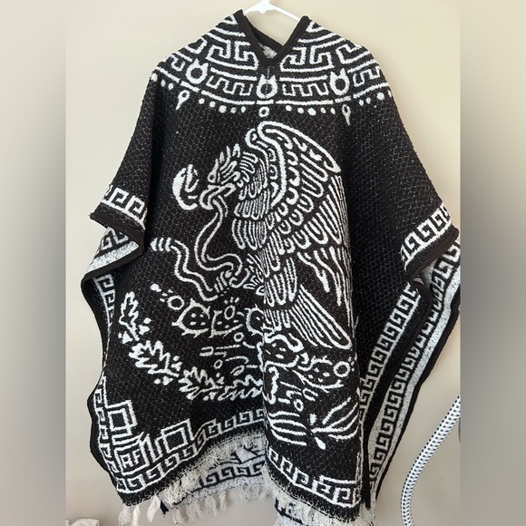 Mexican Poncho Aztec calendar and eagle‎